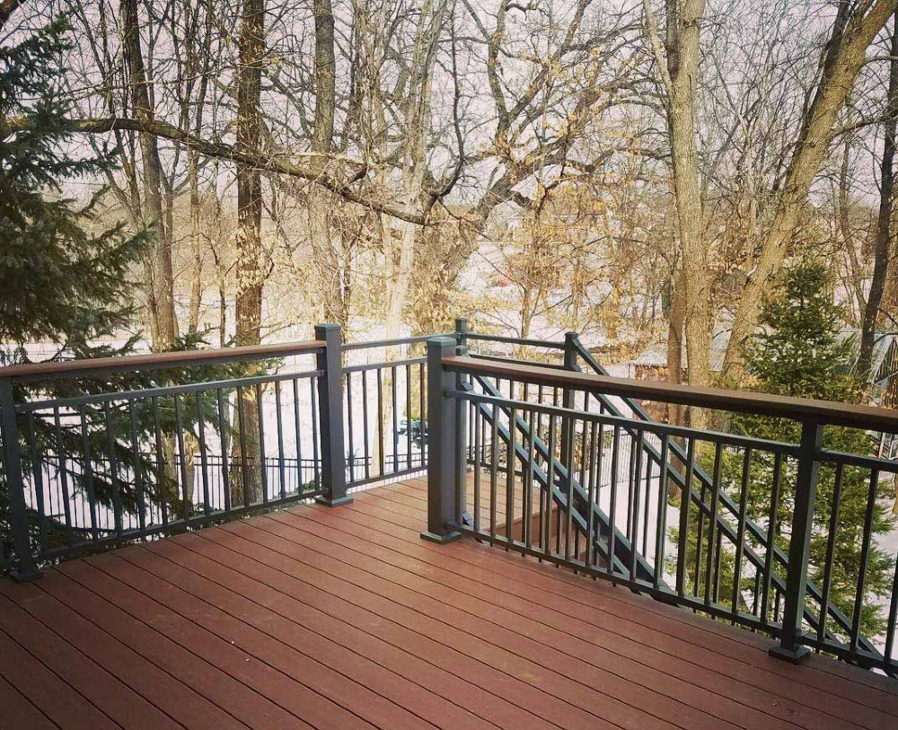 5 Things Homeowners Should Know About Aluminum Deck Railing in Chicago